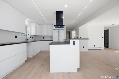 Completely renovated from top to bottom, this stunning 4-bedroom - photo 30