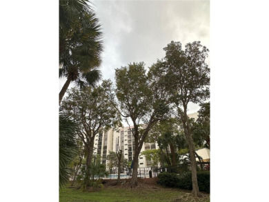 INVESTORS OPPORTUNITY!!! 
WALKING DISTANCE TO THE BEACH IN THE