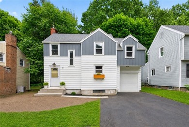 Welcome to this picture-perfect, move-in ready home in the heart - photo 1