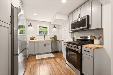 Welcome to this picture-perfect, move-in ready home in the heart - photo 6