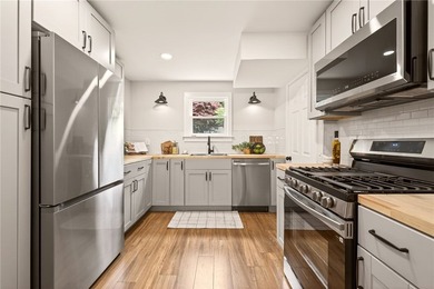 Welcome to this picture-perfect, move-in ready home in the heart - photo 7