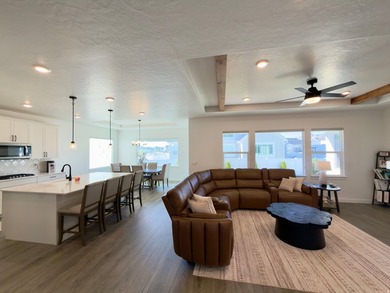 Absolutely stunning home!! Like-new 3 year old D.R. Horton home - photo 11