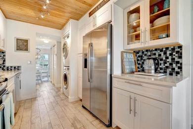 This beautifully renovated, turn-key furnished condo is a hidden - photo 14