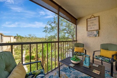This beautifully renovated, turn-key furnished condo is a hidden - photo 21
