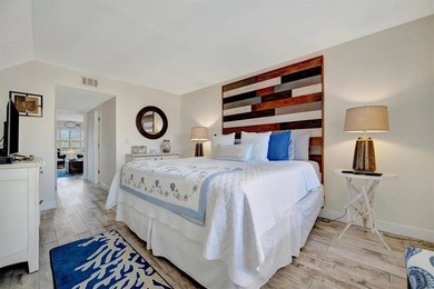 This beautifully renovated, turn-key furnished condo is a hidden - photo 24