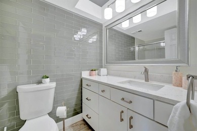 This beautifully renovated, turn-key furnished condo is a hidden - photo 25