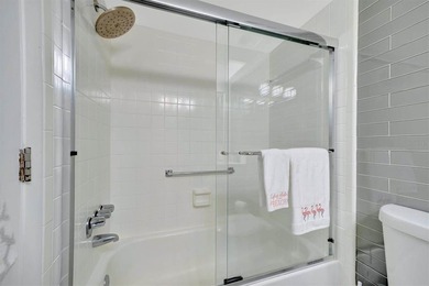 This beautifully renovated, turn-key furnished condo is a hidden - photo 26