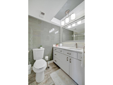 This beautifully renovated, turn-key furnished condo is a hidden - photo 27