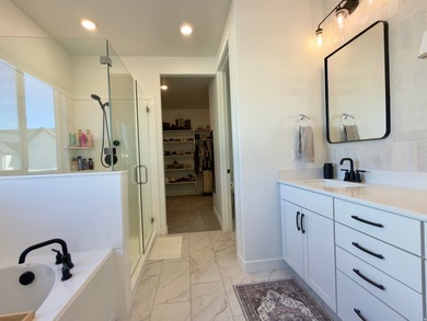 Absolutely stunning home!! Like-new 3 year old D.R. Horton home - photo 27