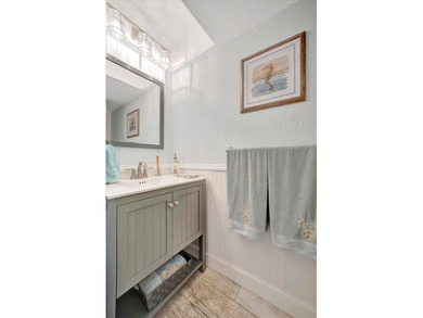 This beautifully renovated, turn-key furnished condo is a hidden - photo 28