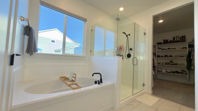Absolutely stunning home!! Like-new 3 year old D.R. Horton home - photo 28