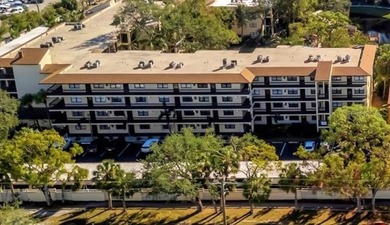 This beautifully renovated, turn-key furnished condo is a hidden - photo 38