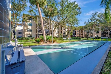 This beautifully renovated, turn-key furnished condo is a hidden - photo 39