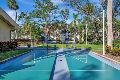 This beautifully renovated, turn-key furnished condo is a hidden - photo 40