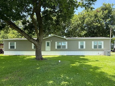 Located on beautiful Lake Saint John, this immaculate 4 bedroom - photo 61