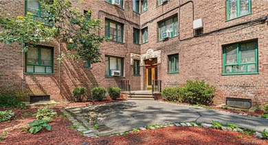Realtors, please call ShowingTime for shows. Parkchester South - photo 1