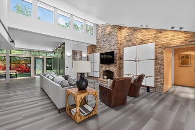 Renovated 4-bedroom, 5-bathroom pool home with 2,998 square feet - photo 12