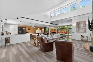 Renovated 4-bedroom, 5-bathroom pool home with 2,998 square feet - photo 14
