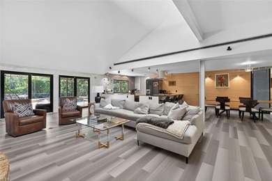 Renovated 4-bedroom, 5-bathroom pool home with 2,998 square feet - photo 16
