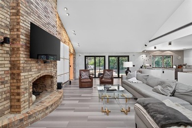 Renovated 4-bedroom, 5-bathroom pool home with 2,998 square feet - photo 17