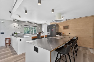 Renovated 4-bedroom, 5-bathroom pool home with 2,998 square feet - photo 18