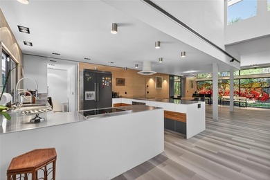 Renovated 4-bedroom, 5-bathroom pool home with 2,998 square feet - photo 19