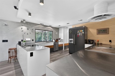 Renovated 4-bedroom, 5-bathroom pool home with 2,998 square feet - photo 20