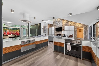 Renovated 4-bedroom, 5-bathroom pool home with 2,998 square feet - photo 23