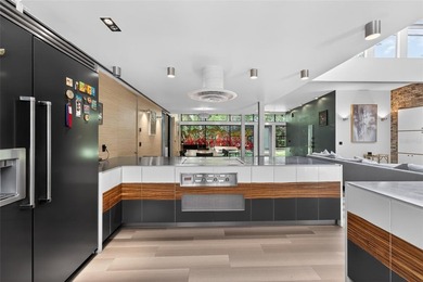 Renovated 4-bedroom, 5-bathroom pool home with 2,998 square feet - photo 24
