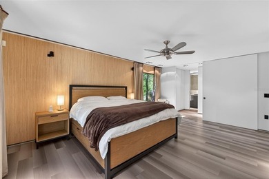 Renovated 4-bedroom, 5-bathroom pool home with 2,998 square feet - photo 25