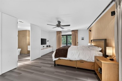 Renovated 4-bedroom, 5-bathroom pool home with 2,998 square feet - photo 27