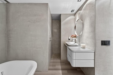 Renovated 4-bedroom, 5-bathroom pool home with 2,998 square feet - photo 31