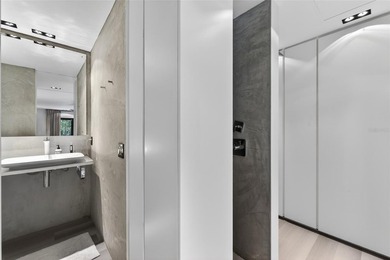 Renovated 4-bedroom, 5-bathroom pool home with 2,998 square feet - photo 32