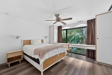Renovated 4-bedroom, 5-bathroom pool home with 2,998 square feet - photo 33