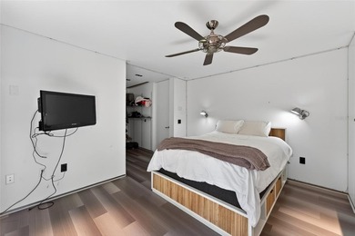 Renovated 4-bedroom, 5-bathroom pool home with 2,998 square feet - photo 41