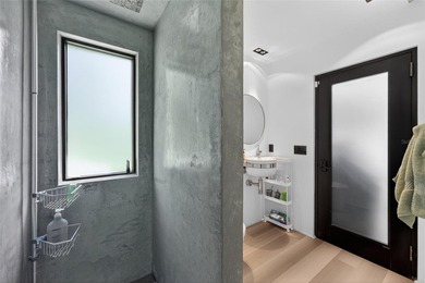 Renovated 4-bedroom, 5-bathroom pool home with 2,998 square feet - photo 43