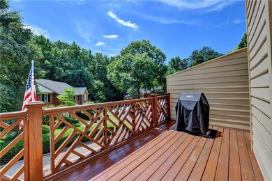 This lovely end-unit townhome in Roswell has been beautifully - photo 8