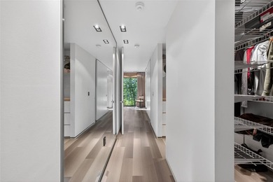 Renovated 4-bedroom, 5-bathroom pool home with 2,998 square feet - photo 49