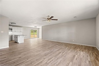 Nice home located on the beautiful, members-only Sebastian Lake - photo 4