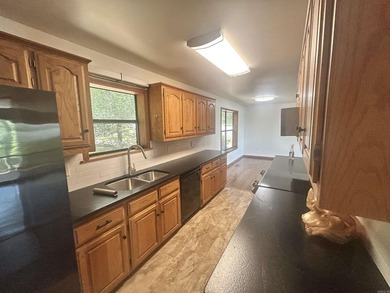 3 bd / 2 bath home. It has a circle drive with RV / boat parking - photo 20