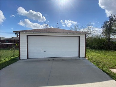 Welcome Home!!! This three bedroom two bath home in DRISCOLL - photo 26