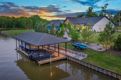 Exceptional Lakefront Oasis! This stunning 3-2-2 lake home has - Lake Home For Sale in Log Cabin, Texas