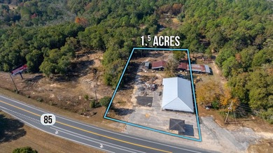 Great Investment Opportunity! This versatile commercial building - photo 2