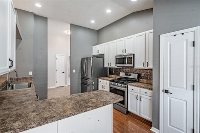 Welcome to this beautifully maintained 4 bedroom, 2 bathroom - photo 6