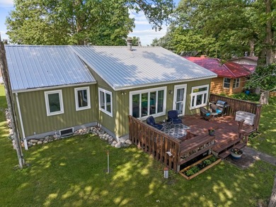Lake life just got a whole lot sweeter! This adorable, turnkey - photo 2