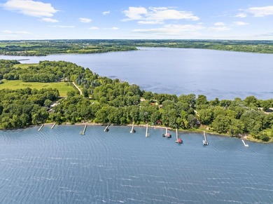 Lake life just got a whole lot sweeter! This adorable, turnkey - photo 4