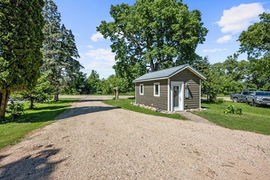 Lake life just got a whole lot sweeter! This adorable, turnkey - photo 7