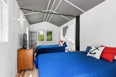 Lake life just got a whole lot sweeter! This adorable, turnkey - photo 8