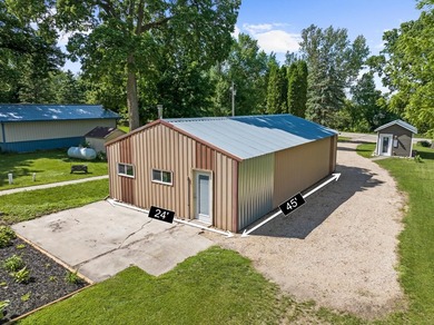 Lake life just got a whole lot sweeter! This adorable, turnkey - photo 9