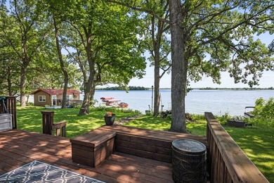 Lake life just got a whole lot sweeter! This adorable, turnkey - photo 10